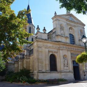 Group guided tour of Rueil-Malmaison town center